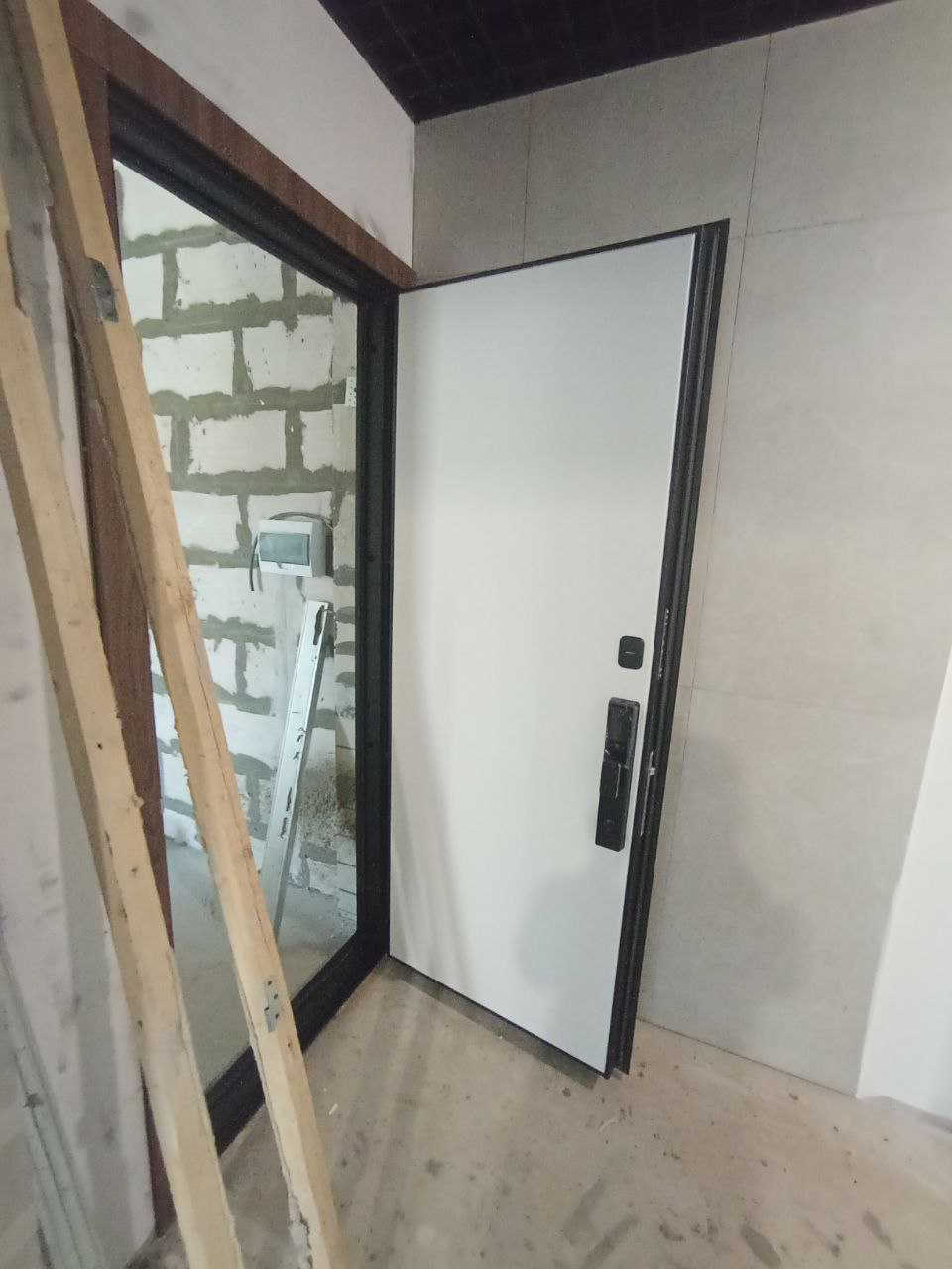 Вскрытие входной двери новостройки